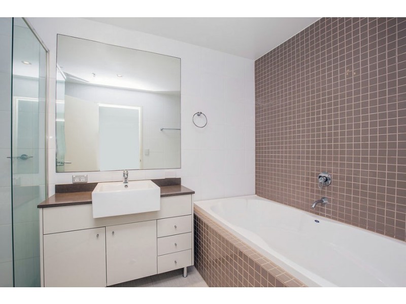 4 Como Crescent, Southport QLD 4215