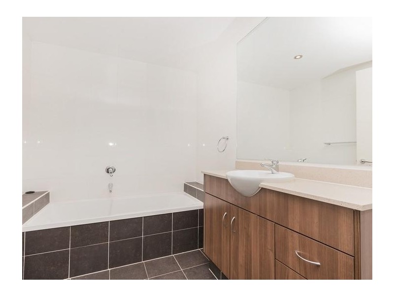 1 Como Crescent, Southport QLD 4215