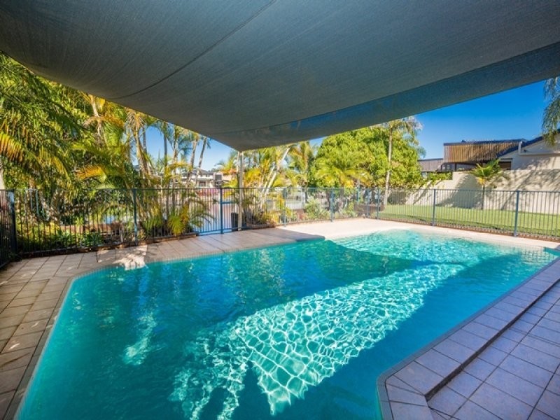 6 Salamander Court, Mermaid Waters QLD 4218