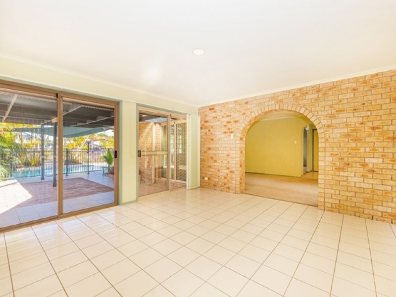 6 Salamander Court, Mermaid Waters QLD 4218