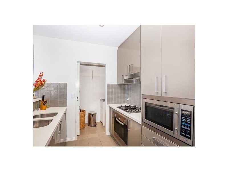 4 Como Crescent, Southport QLD 4215