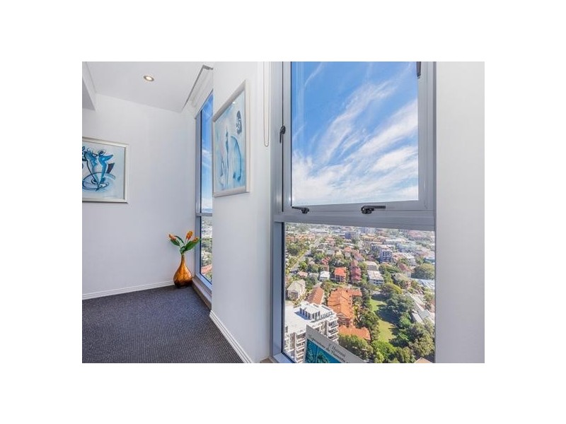 4 Como Crescent, Southport QLD 4215