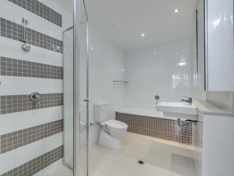 3 Como Crescent, Southport QLD 4215