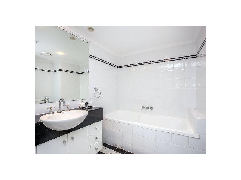 13/1 Hughes Avenue, Main Beach QLD 4217