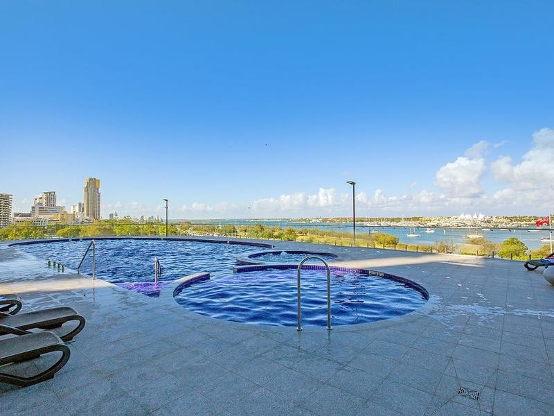 1402/2 Como Crescent, Southport QLD 4215