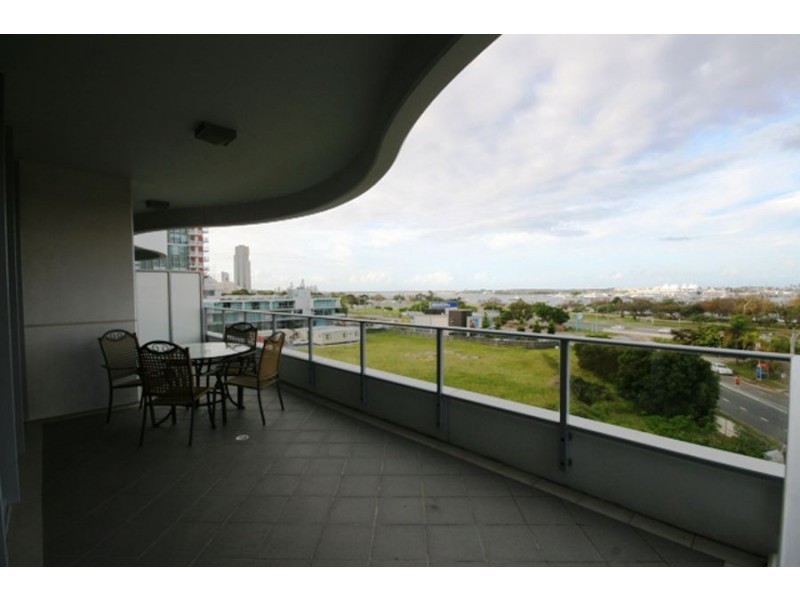 4 Como Crescent, Southport QLD 4215