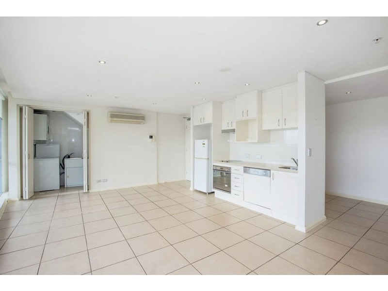 1 Como Crescent, Southport QLD 4215