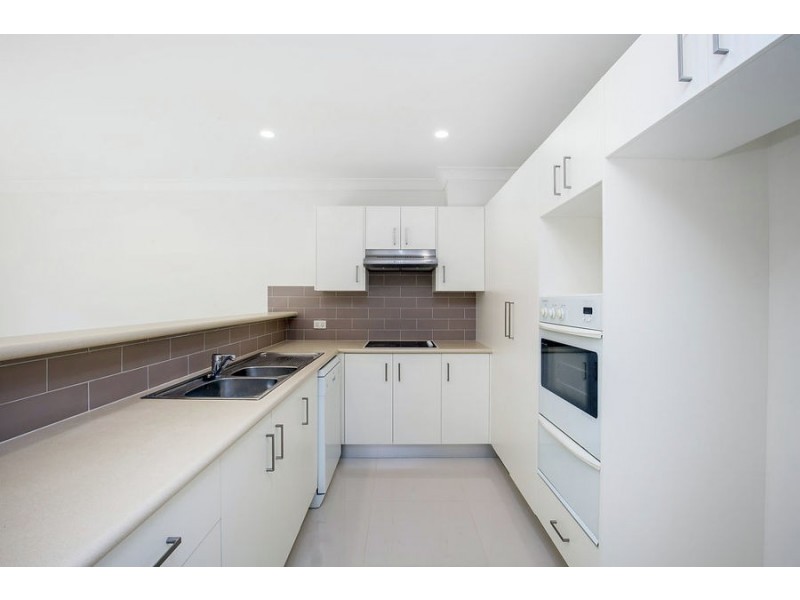 D/2 Brown Street, Labrador QLD 4215