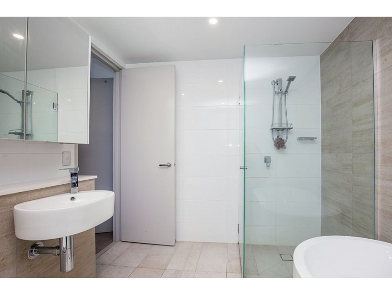 1106/2 Como Crescent, Southport QLD 4215