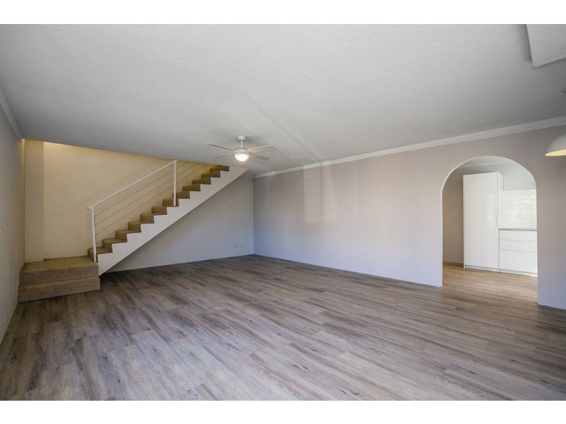 9 Baker Avenue, Labrador QLD 4215