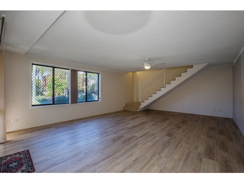 9 Baker Avenue, Labrador QLD 4215