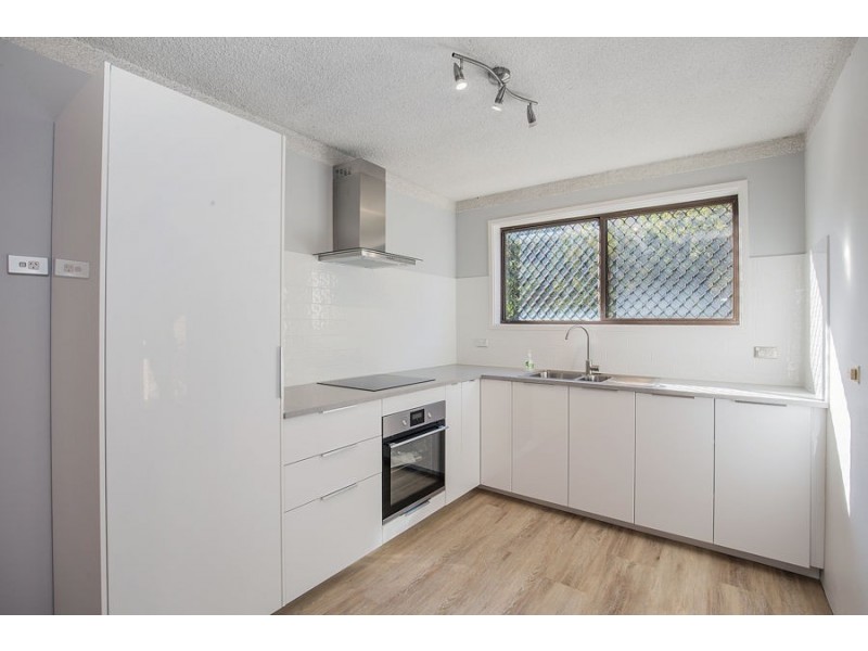 9 Baker Avenue, Labrador QLD 4215