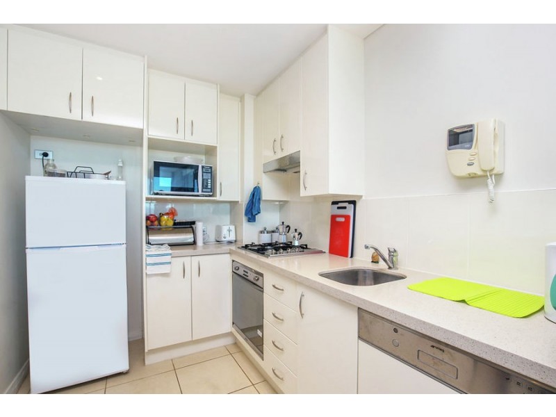 1 Como Crescent, Southport QLD 4215