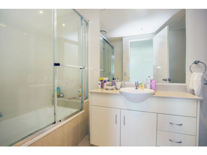 1 Como Crescent, Southport QLD 4215