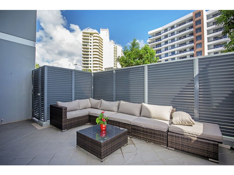 4/4 Como Crescent, Southport QLD 4215