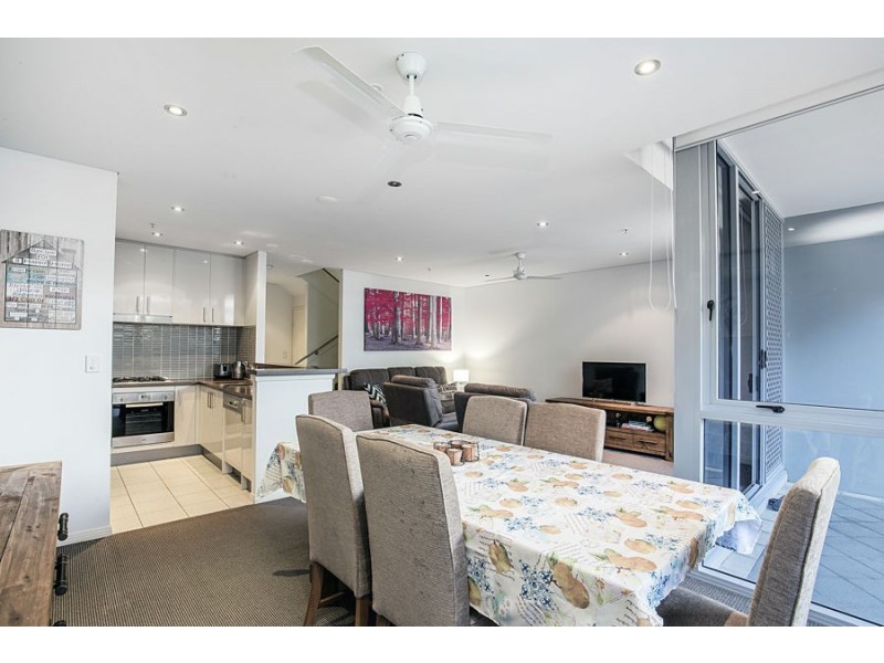 4/4 Como Crescent, Southport QLD 4215