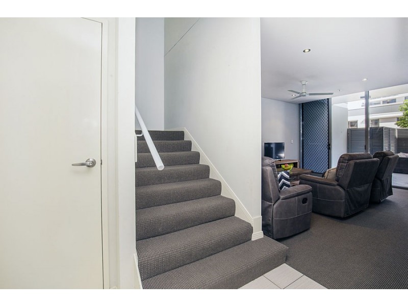 4/4 Como Crescent, Southport QLD 4215