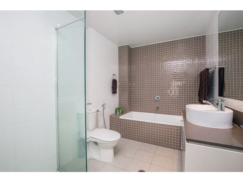 4/4 Como Crescent, Southport QLD 4215