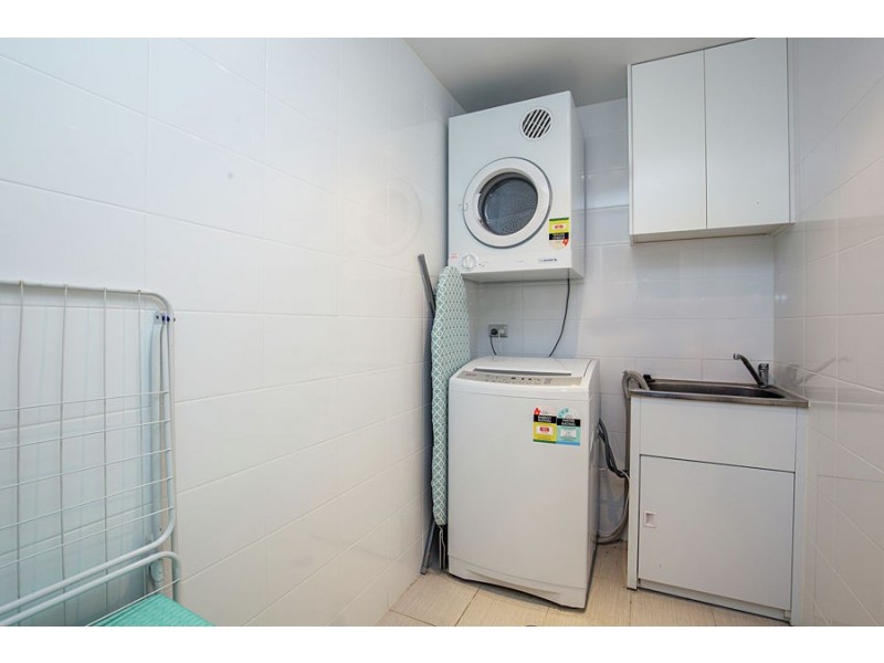 4/4 Como Crescent, Southport QLD 4215