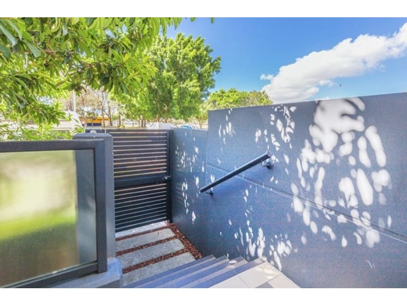 2 Aqua Street, Southport QLD 4215