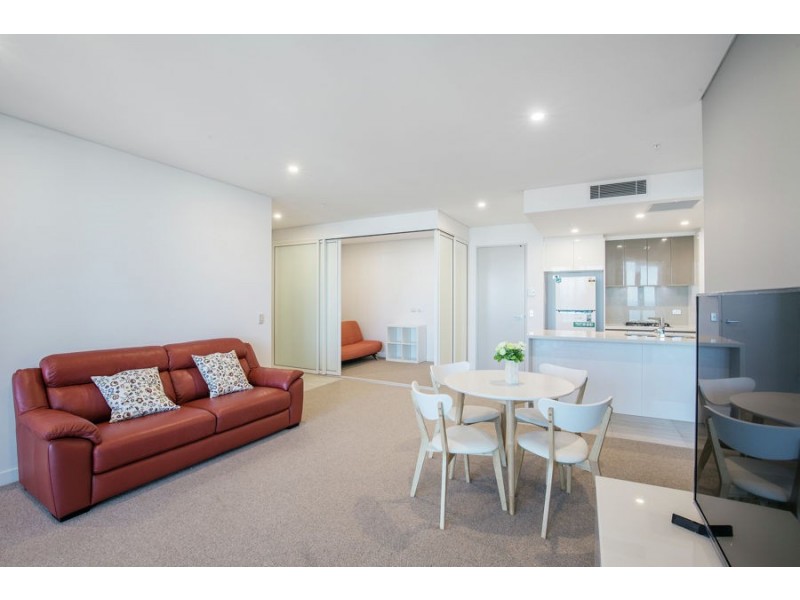 2 Como Crescent, Southport QLD 4215