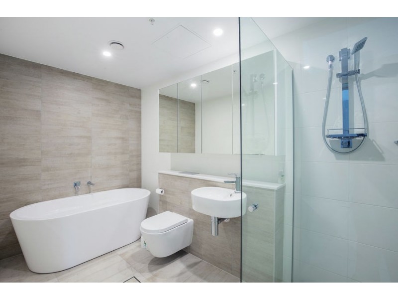 2 Como Crescent, Southport QLD 4215