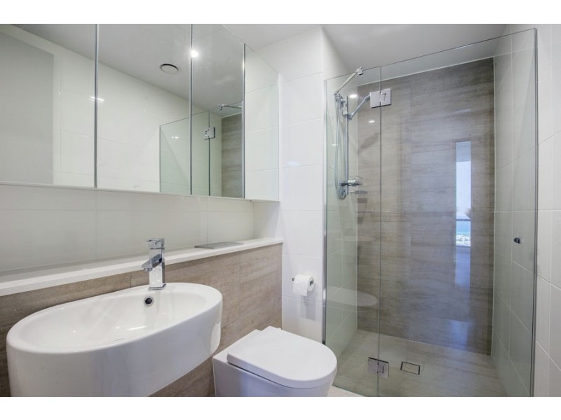 2 Como Crescent, Southport QLD 4215