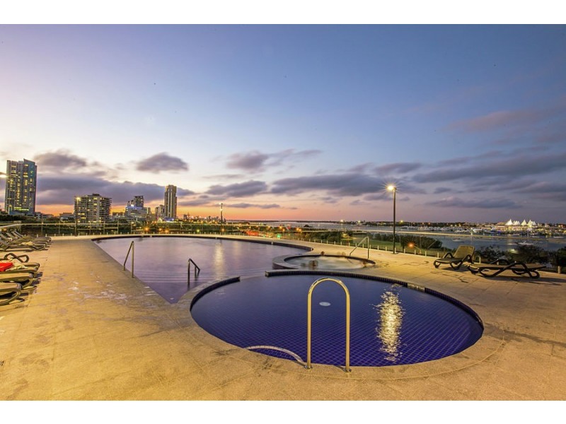 2 Como Crescent, Southport QLD 4215