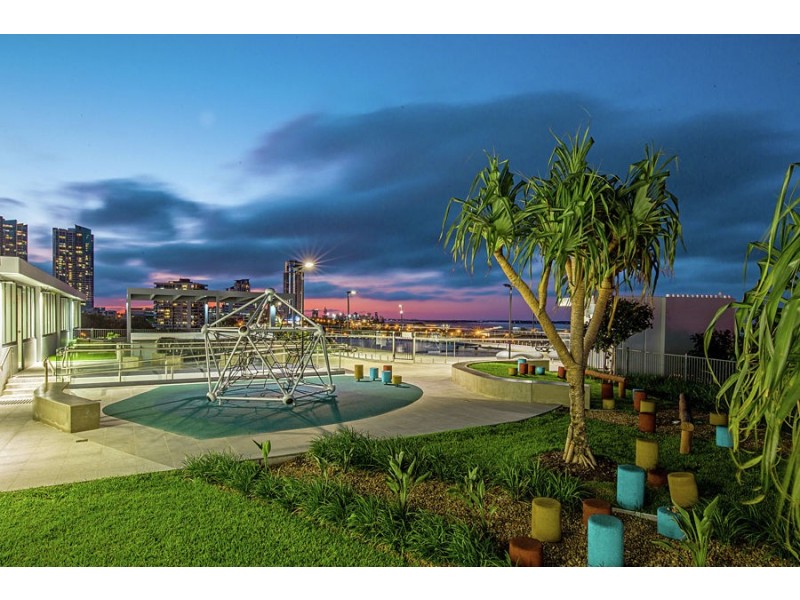 2 Como Crescent, Southport QLD 4215