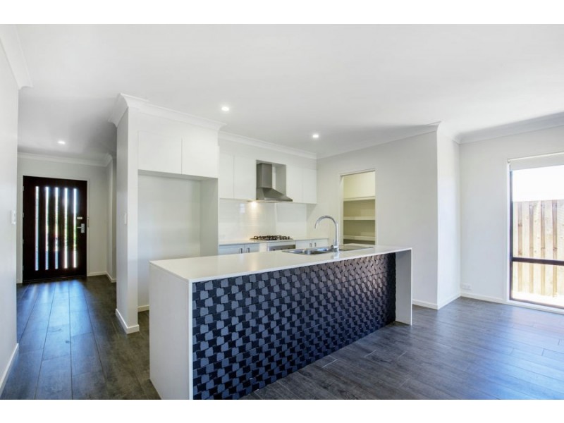 76 North View Street, Hope Island QLD 4212