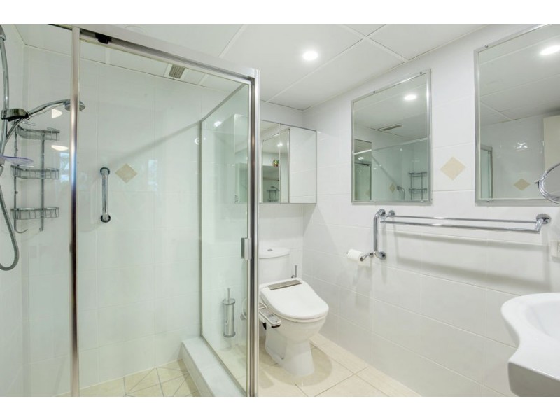 77 Brighton Parade, Southport QLD 4215