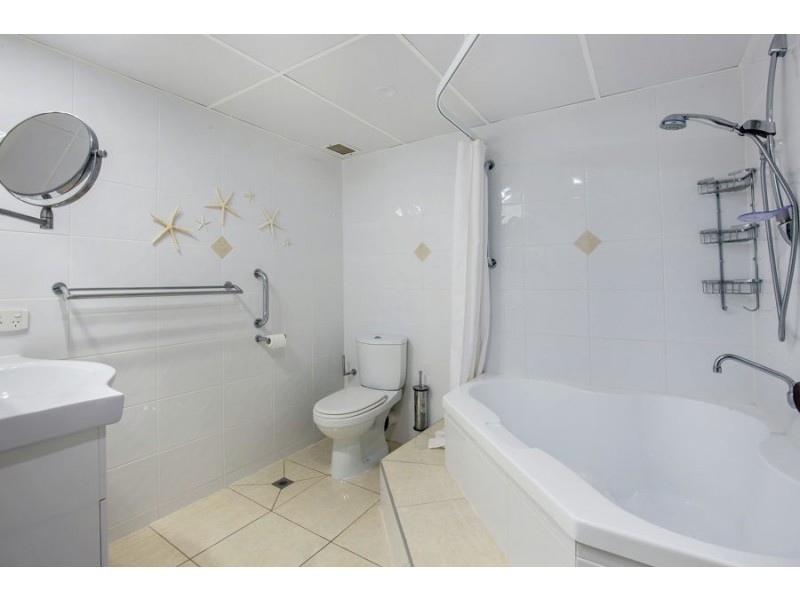 77 Brighton Parade, Southport QLD 4215