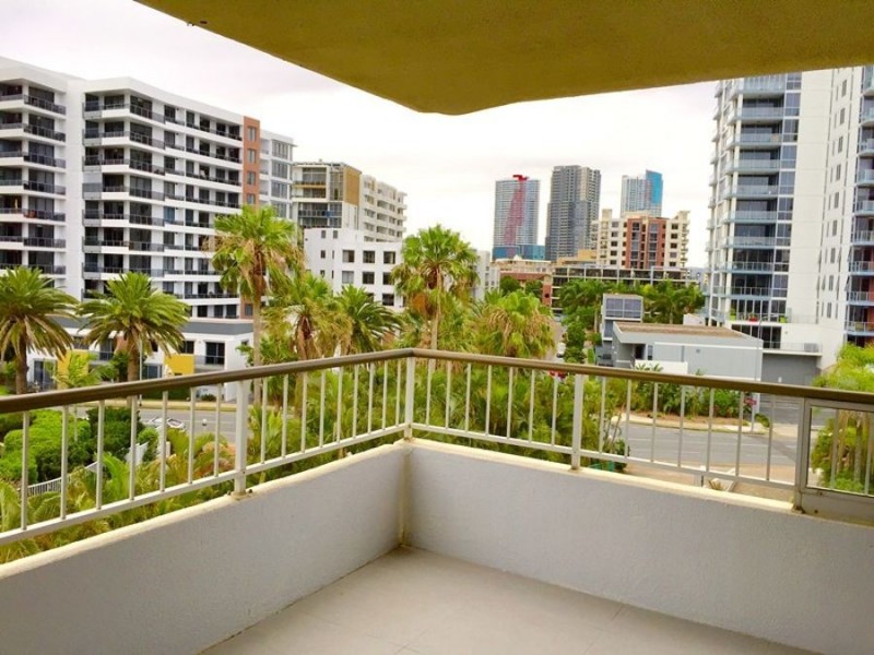 77 Brighton Parade, Southport QLD 4215