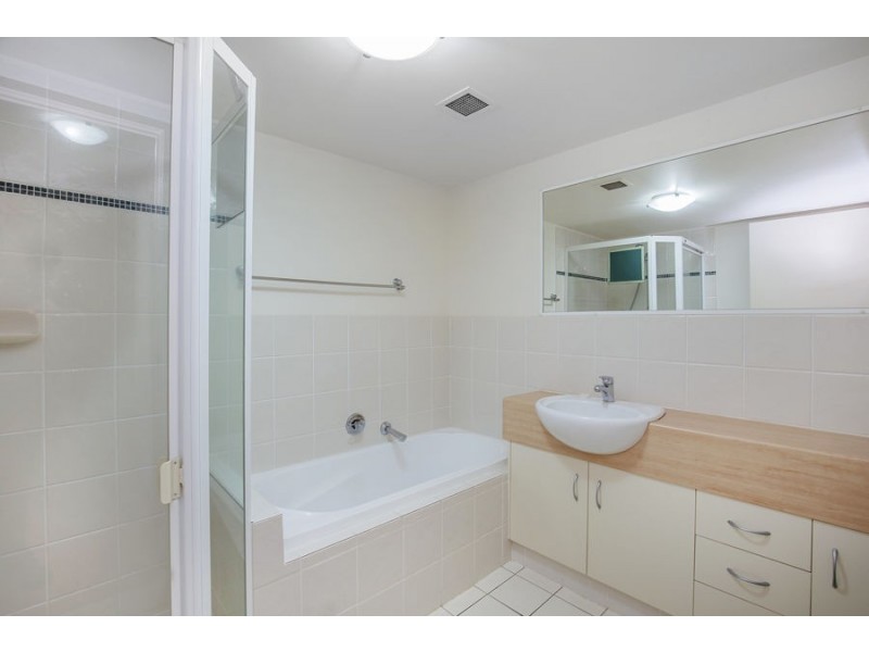 24 Slatyer Avenue, Bundall QLD 4217