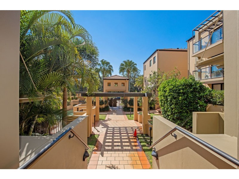 24 Slatyer Avenue, Bundall QLD 4217