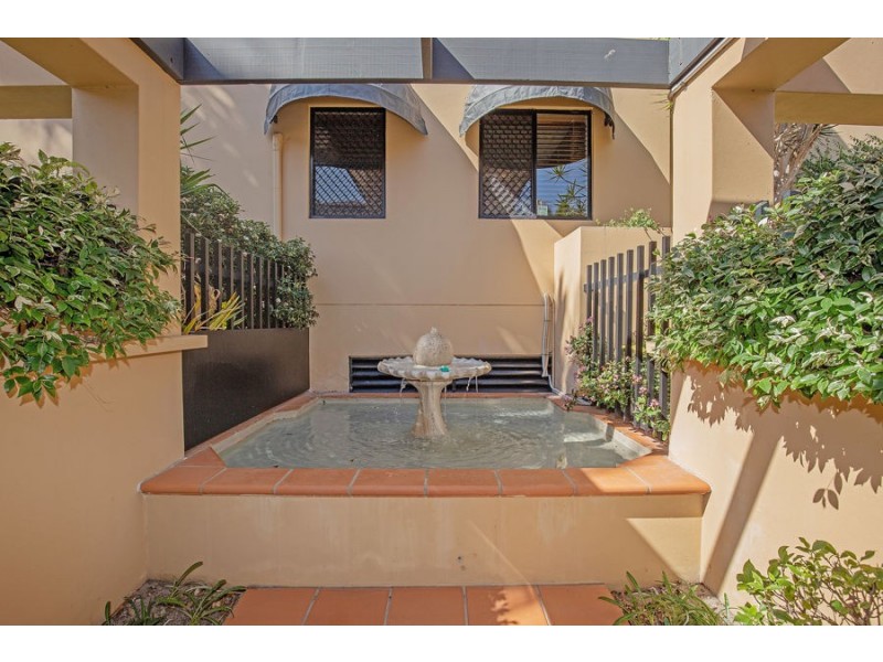 24 Slatyer Avenue, Bundall QLD 4217