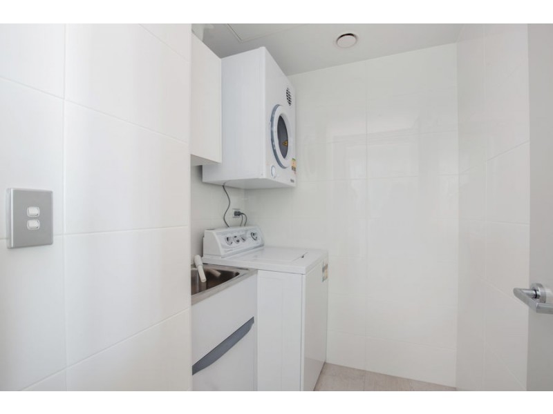 2008/2 Como Crescent, Southport QLD 4215