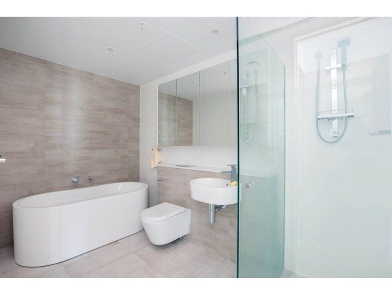 2008/2 Como Crescent, Southport QLD 4215