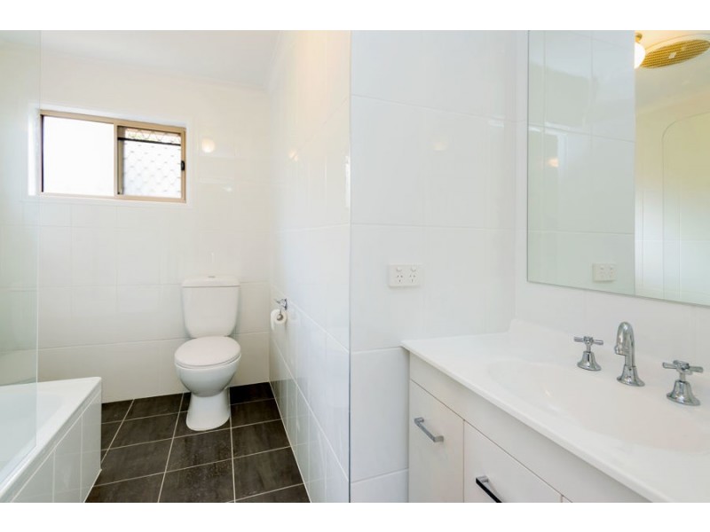 2/2 Galaxy Court, Labrador QLD 4215