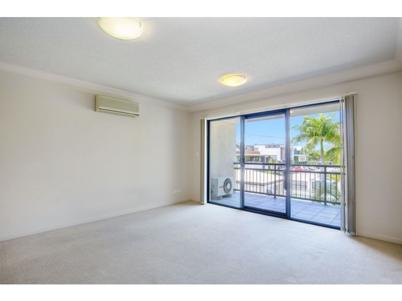 46-48 Lenneberg Street, Southport QLD 4215