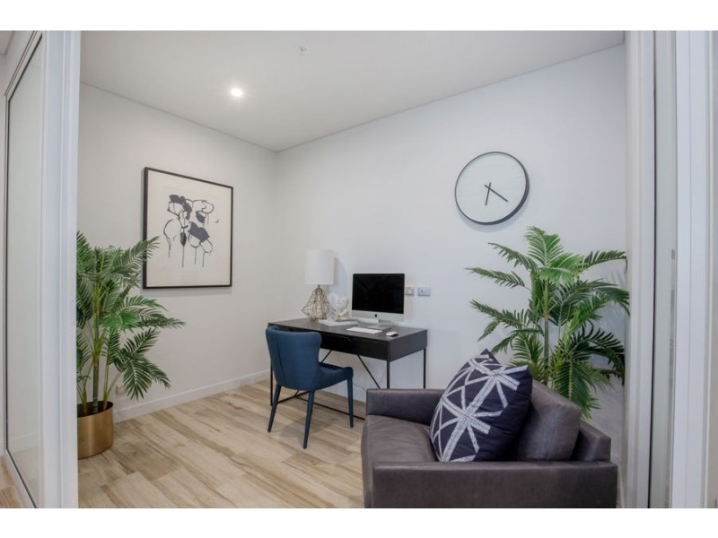 2 Como Crescent, Southport QLD 4215