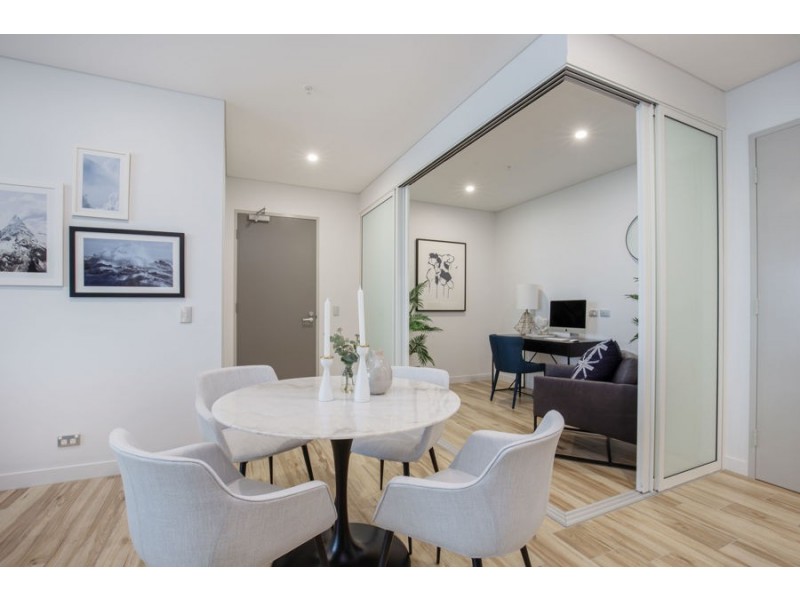 2 Como Crescent, Southport QLD 4215