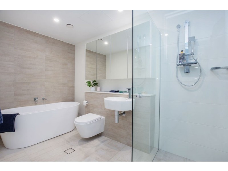 2 Como Crescent, Southport QLD 4215