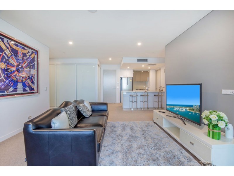 2 Como Crescent, Southport QLD 4215