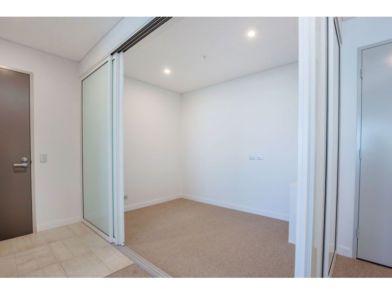 2 Como Crescent, Southport QLD 4215