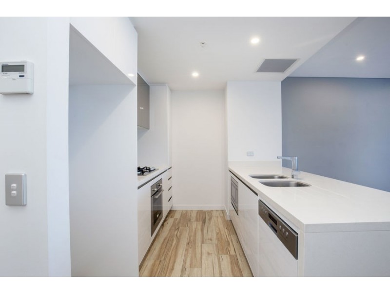 2 Como Crescent, Southport QLD 4215