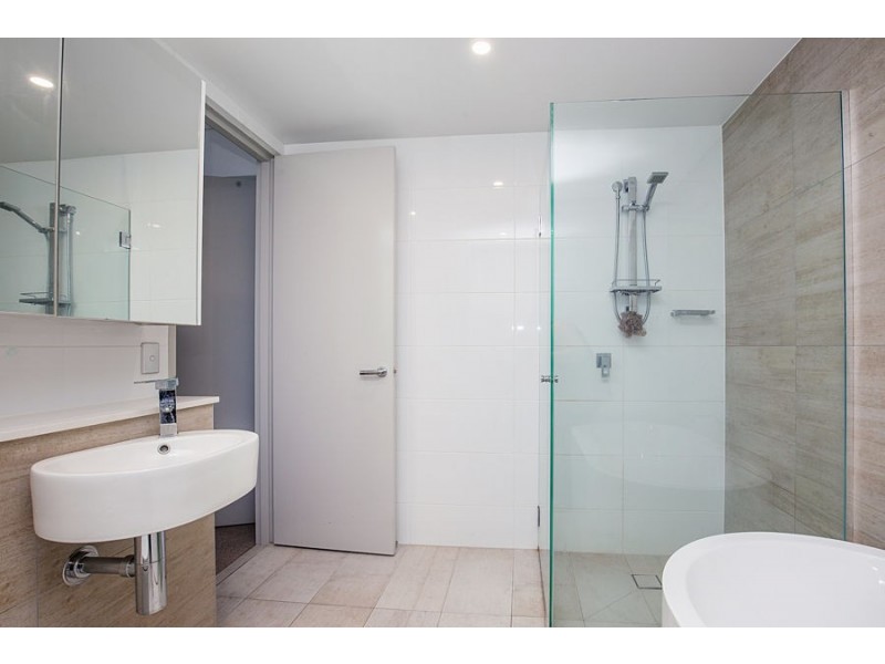 2 Como Crescent, Southport QLD 4215