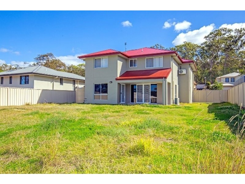8 Caragh Crescent, Oxenford QLD 4210