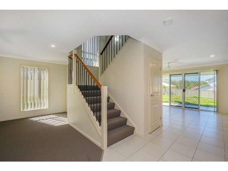 8 Caragh Crescent, Oxenford QLD 4210