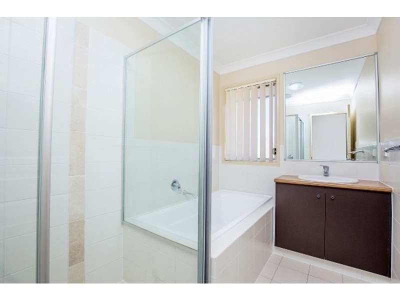 8 Caragh Crescent, Oxenford QLD 4210